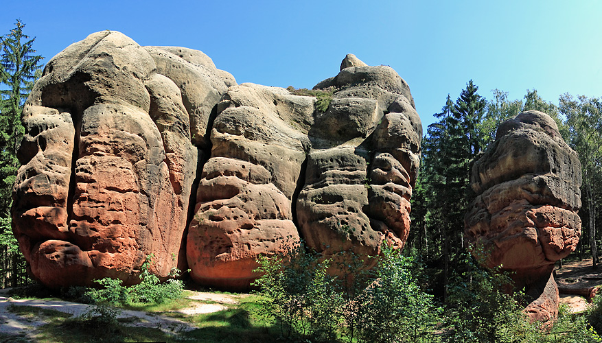 Kelchsteinwächter (links) und Kelchstein (rechts)